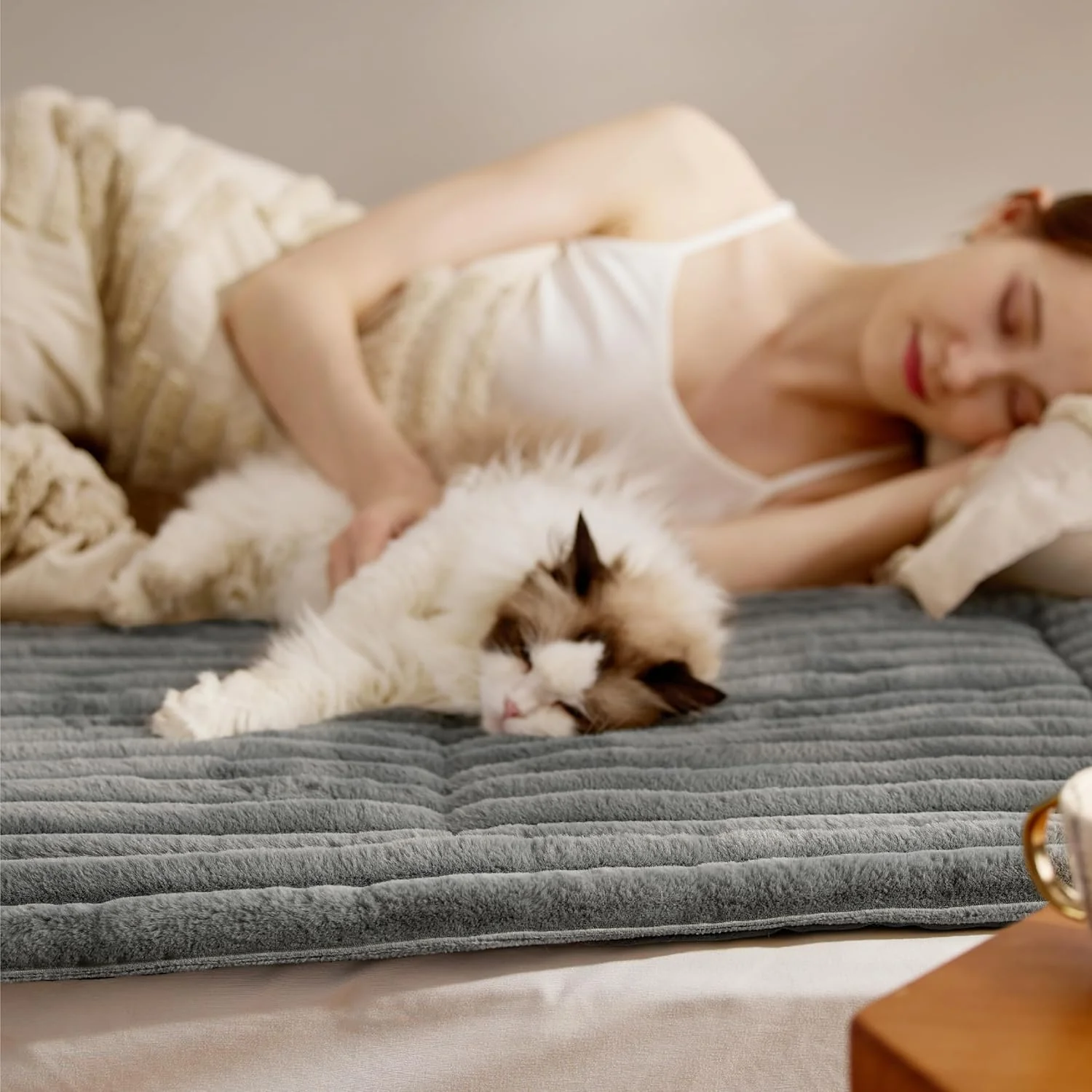 Sakerplus Self Warming Thermal Pet Bed Mat - Image 9